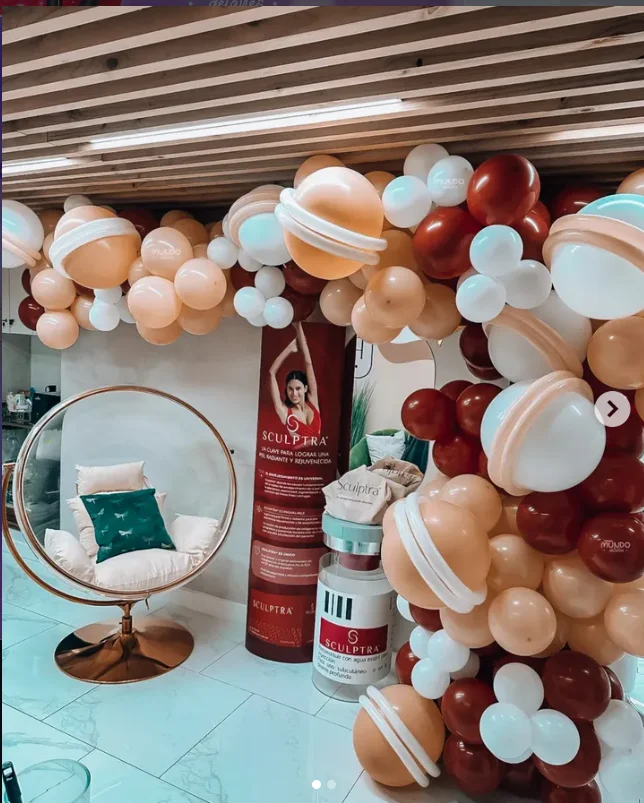 Arco orgánico de globos para empresa