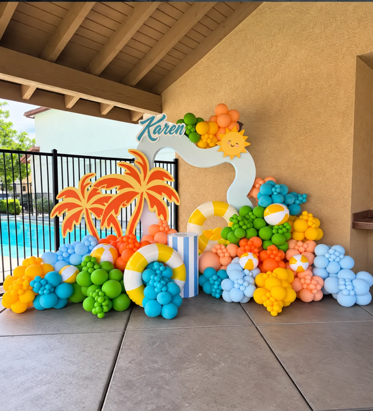 Decoración Pool Party tropical personalizada en Santiago